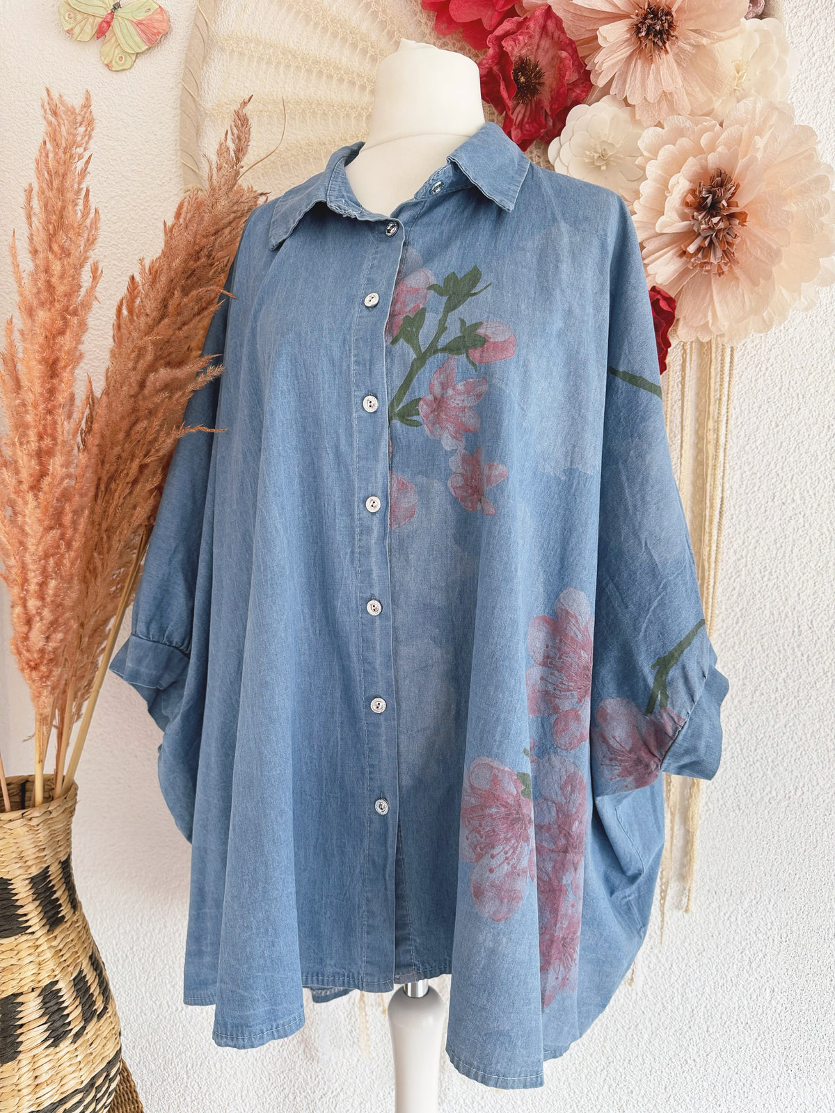 OVERSIZED JEANSHEMD MIT BLUMEN - ONE SIZE -