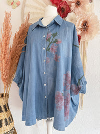 OVERSIZED JEANSHEMD MIT BLUMEN - ONE SIZE -