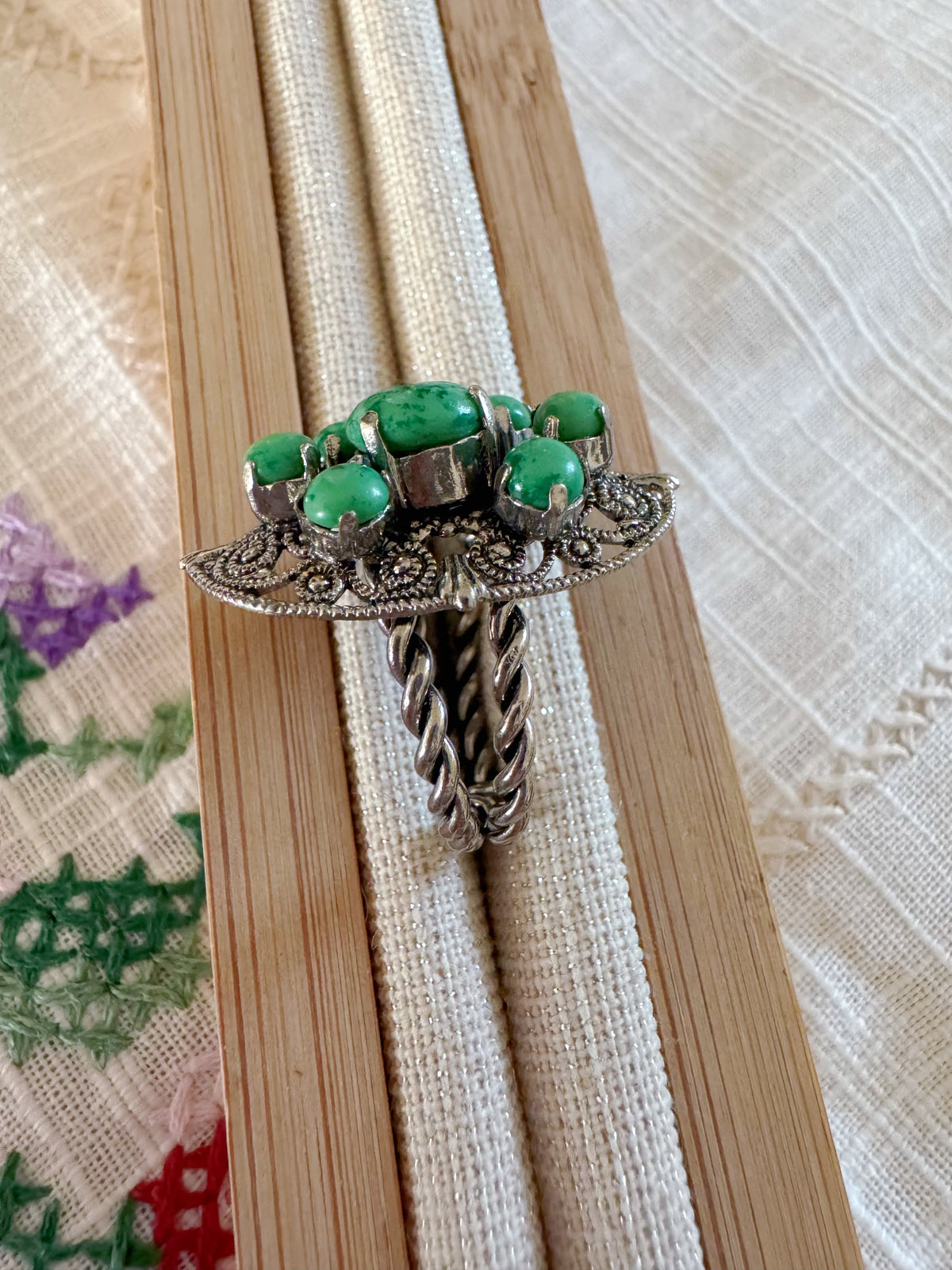 FILIGRANER VINTAGE-RING MIT GRÜNEN STEINEN