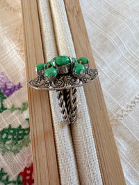 FILIGRANER VINTAGE-RING MIT GRÜNEN STEINEN