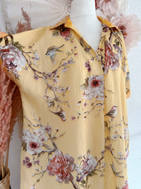 OVERSIZE KLEID MIT VOGELPRINT & PFINGSTROSEN IN GELB - ONE SIZE -