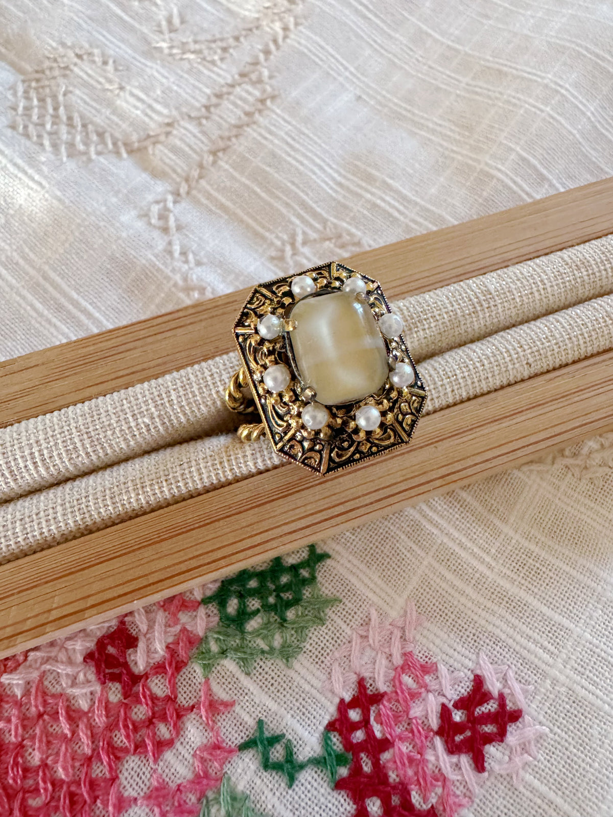 VINTAGE STATEMENT-RING MIT SCHIMMERNDEN CABOCHON & PERLEN-KRANZ