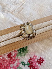 VINTAGE STATEMENT-RING MIT SCHIMMERNDEN CABOCHON & PERLEN-KRANZ