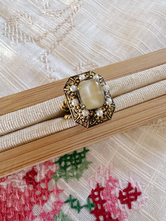 VINTAGE STATEMENT-RING MIT SCHIMMERNDEN CABOCHON & PERLEN-KRANZ