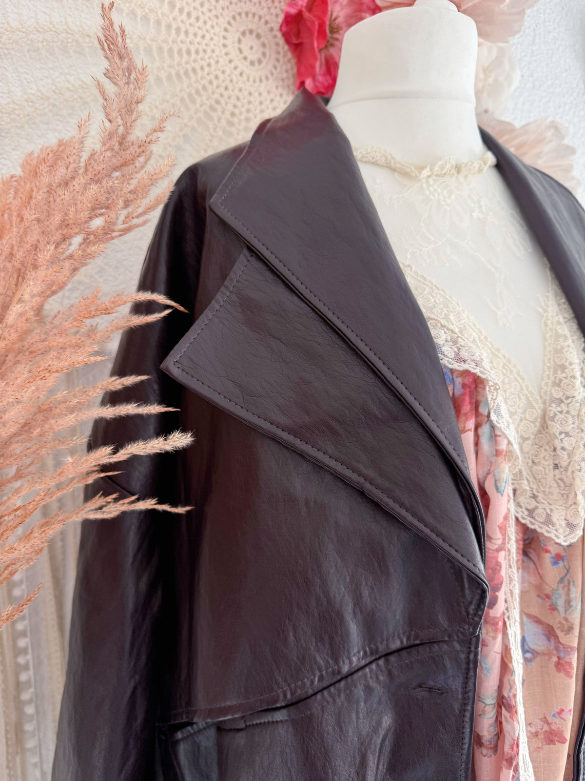 OVERSIZED-KUNSTLEDERMANTEL IN AUBERGINE - ONE SIZE -