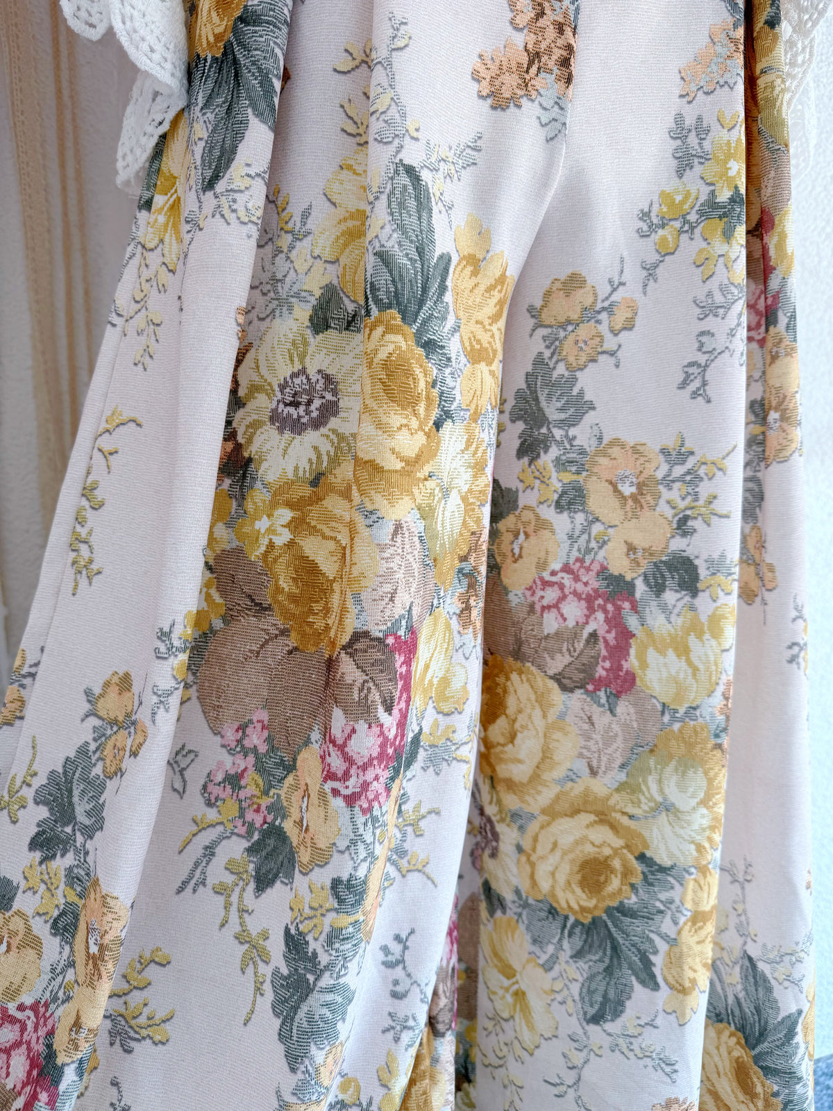 TRAUMHAFTE WIDE-LEG-HOSE MIT ROMANTISCHEM GOBELINPRINT IN GELB - ONE SIZE -