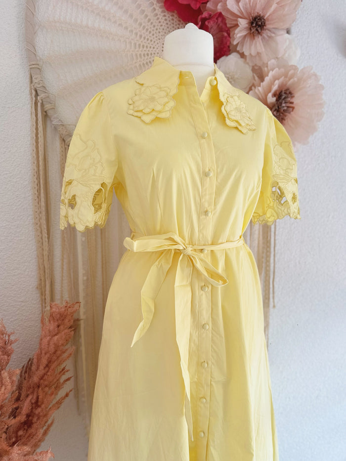 HEMDBLUSENKLEID IN ZARTEM GELB MIT SPITZENKRAGEN - VERSCH. GRÖßEN