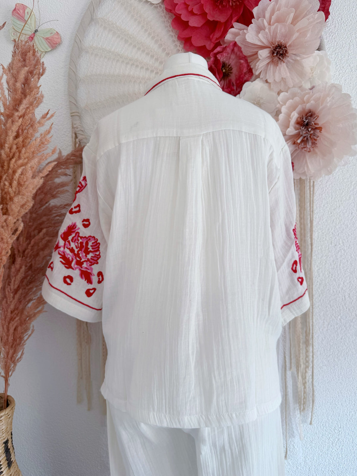 ZAUBERHAFTE BLUSE MIT STICKEREIEN IN ROT & PINK - ONE SIZE -