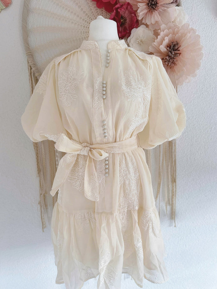 ROMANTISCHES KLEIDCHEN MIT STICKEREIEN - VERSCH. GRÖßEN -