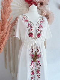 MAXIKLEID MIT BLUMENSTICKEREIEN IN WEIß- VERSCH. GRÖßEN