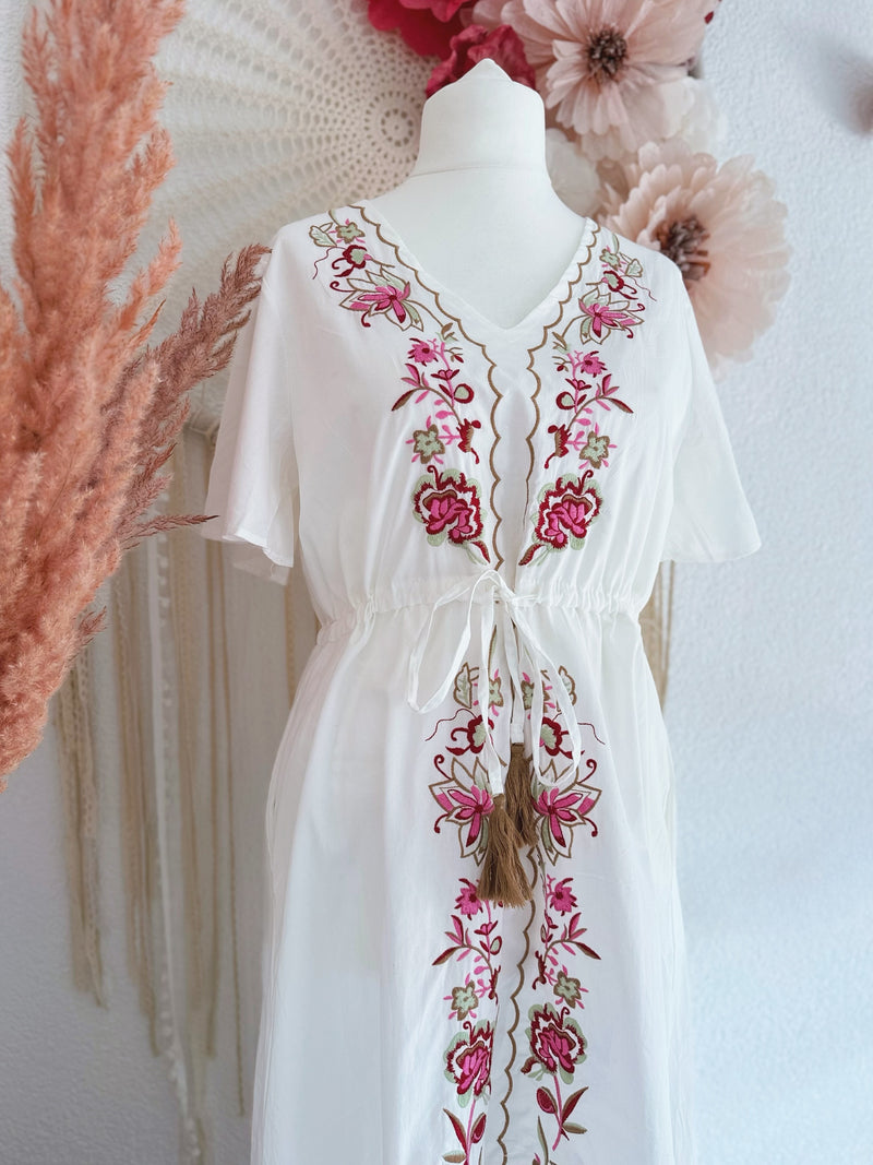 MAXIKLEID MIT BLUMENSTICKEREIEN IN WEIß- VERSCH. GRÖßEN