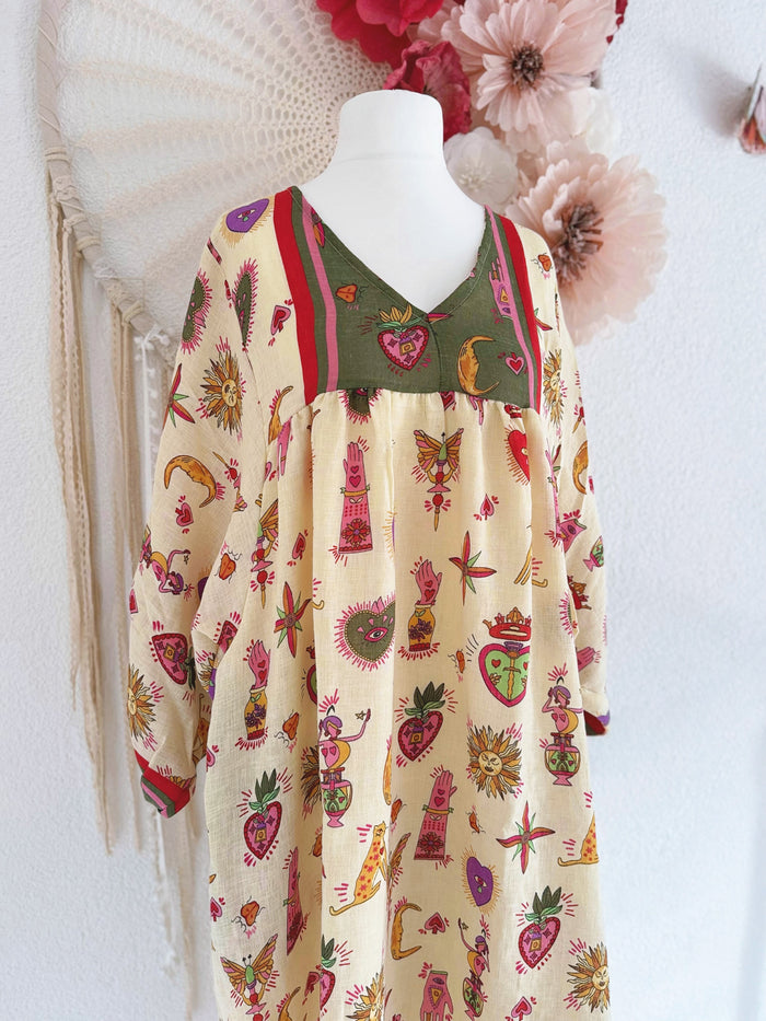 OVERSIZED MAXIKLEID MIT MYSTISCHEM PRINT - ONE SIZE -