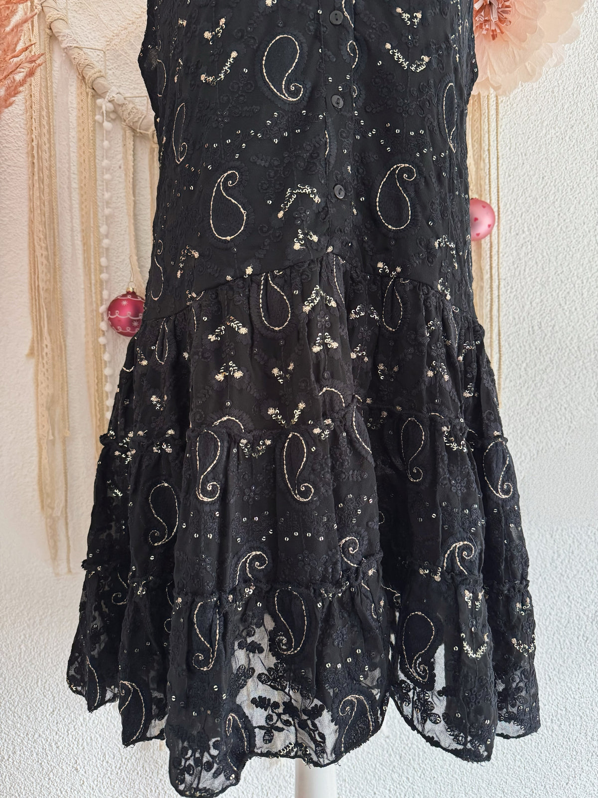 BESTICKTES KLEIDCHEN MIT GOLDENEN PAILLETTEN - ONE SIZE -