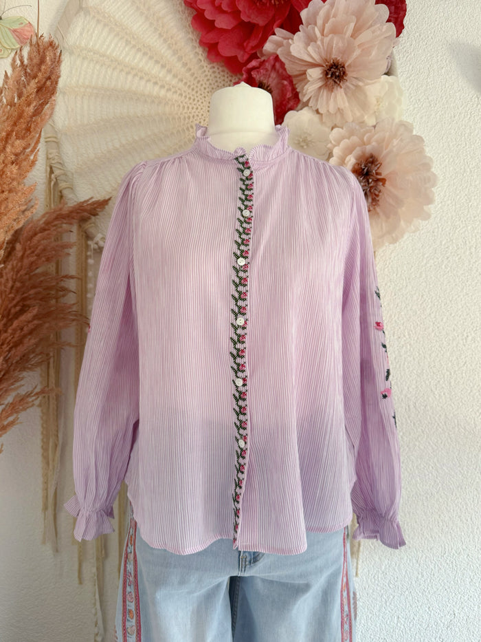 BLUSE MIT FLORALER STICKEREI IN ZARTEM ROSA/FLIEDER - VERSCH. GRÖßEN -