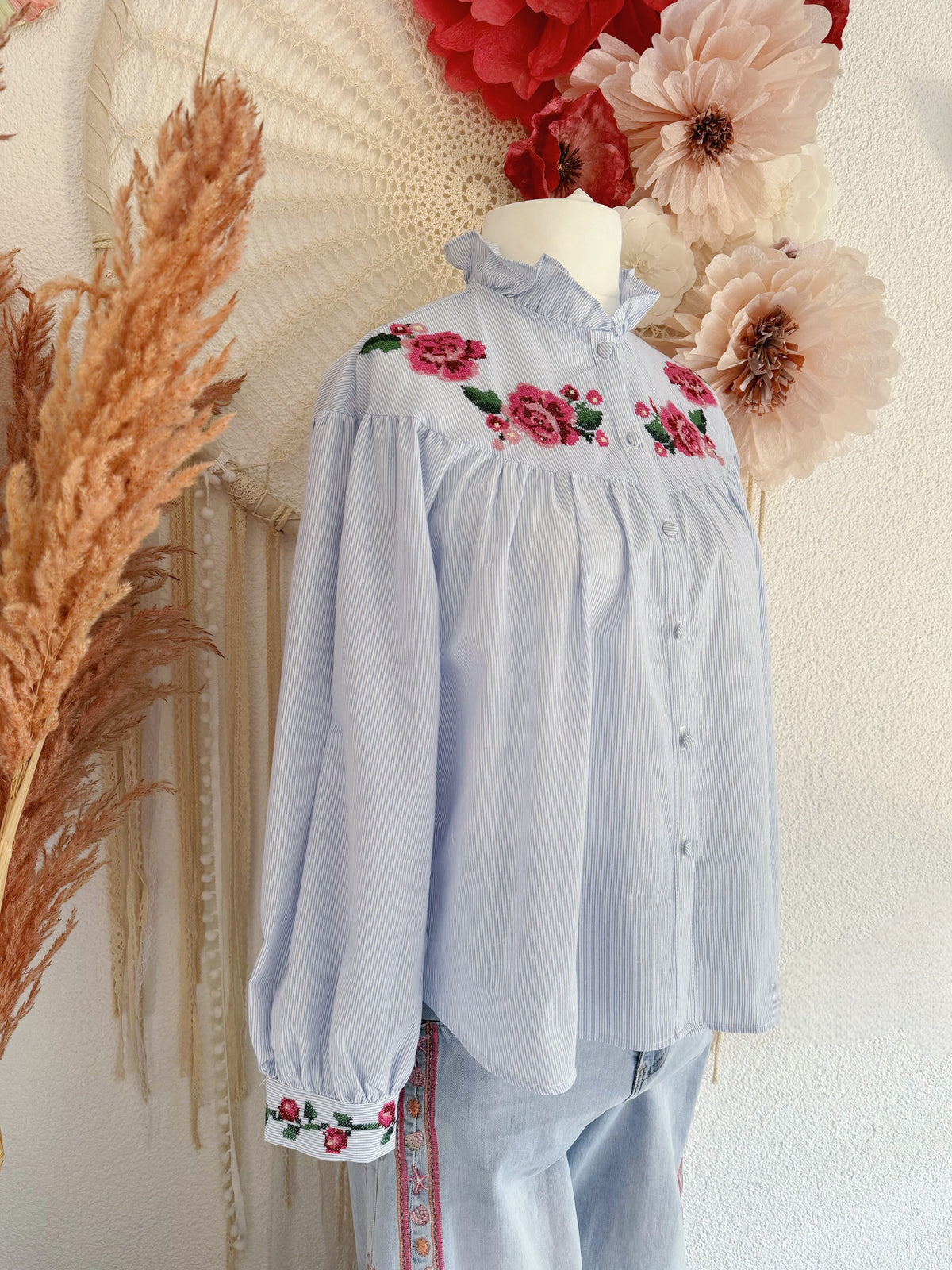 BOHO-BLUSE MIT ROSEN-STICKEREI IN HELLBLAU - VERSCH. GRÖßEN -