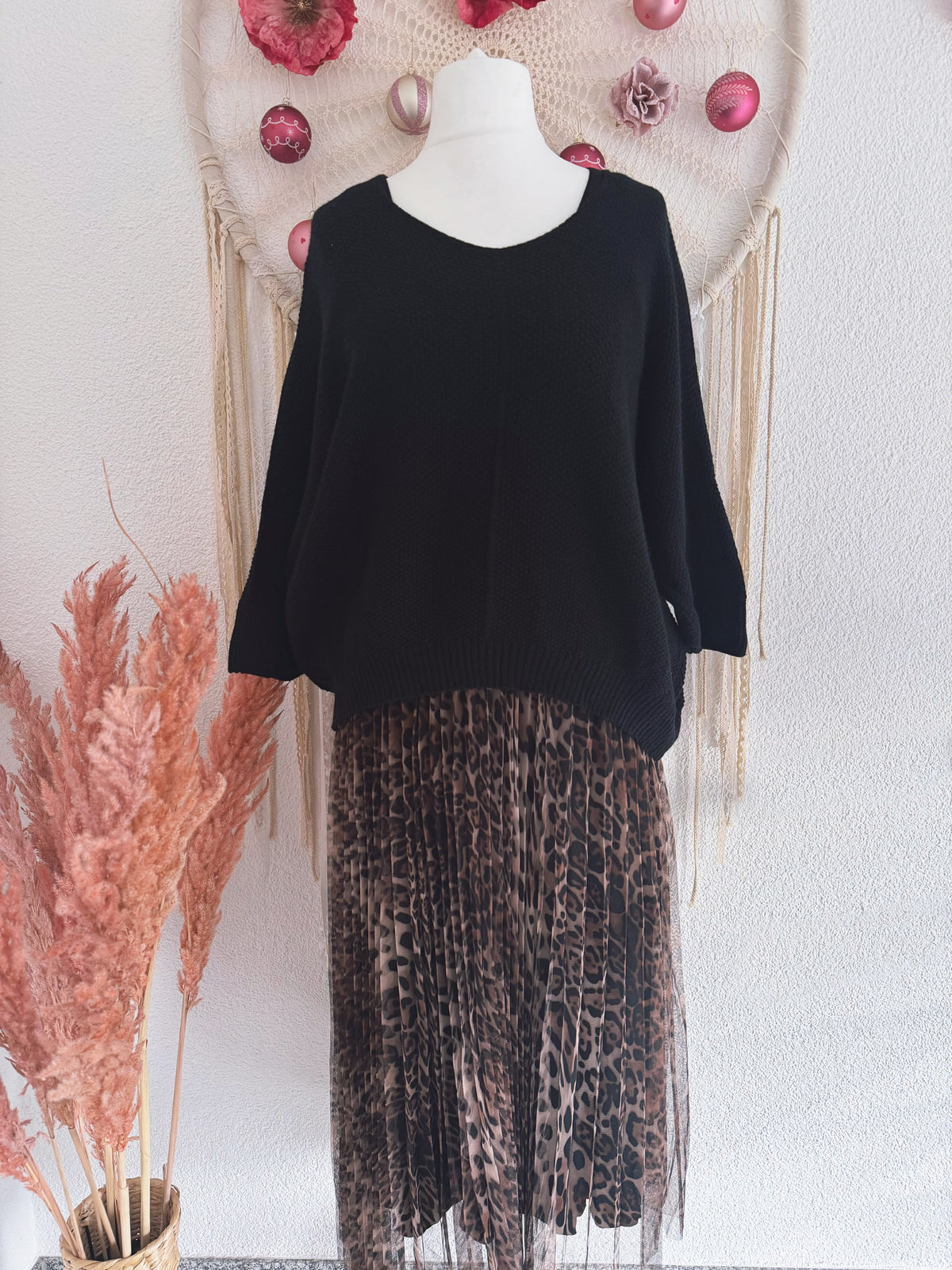 PLISSEEKLEID MIT TÜLL UND STRICKPULLOVER IN SCHWARZ MIT LEO - ONE SIZE -
