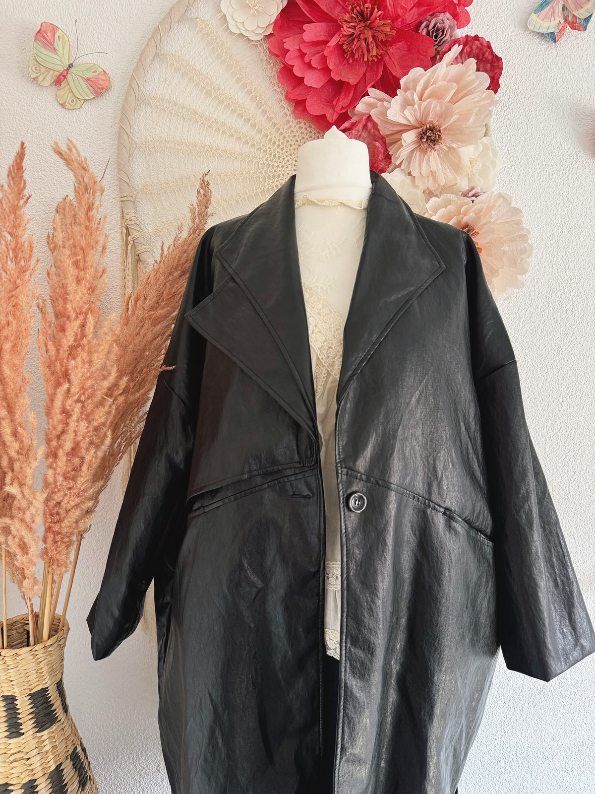 OVERSIZED-KUNSTLEDERMANTEL IN SCHWARZ - ONE SIZE -