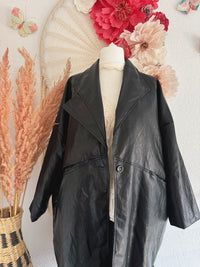 OVERSIZED-KUNSTLEDERMANTEL IN SCHWARZ - ONE SIZE -