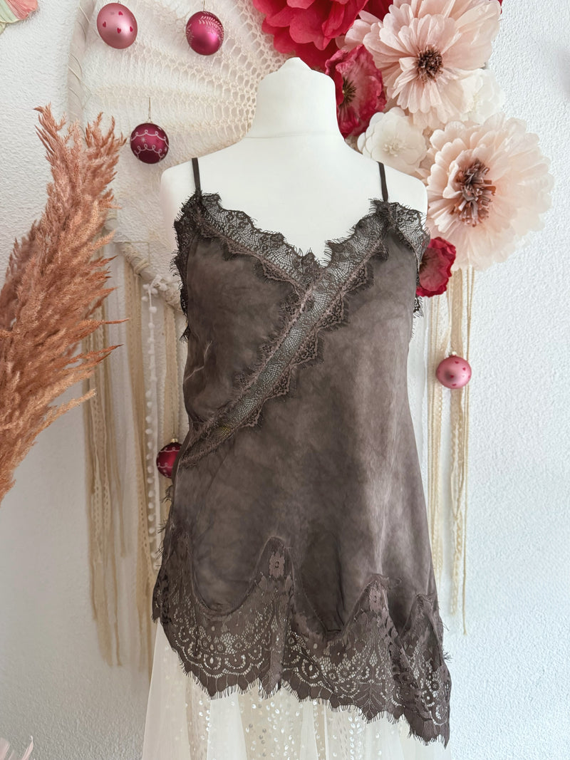 KURZES ASYMMETRISCHES SPITZENTOP IN BRAUN - ONE SIZE -