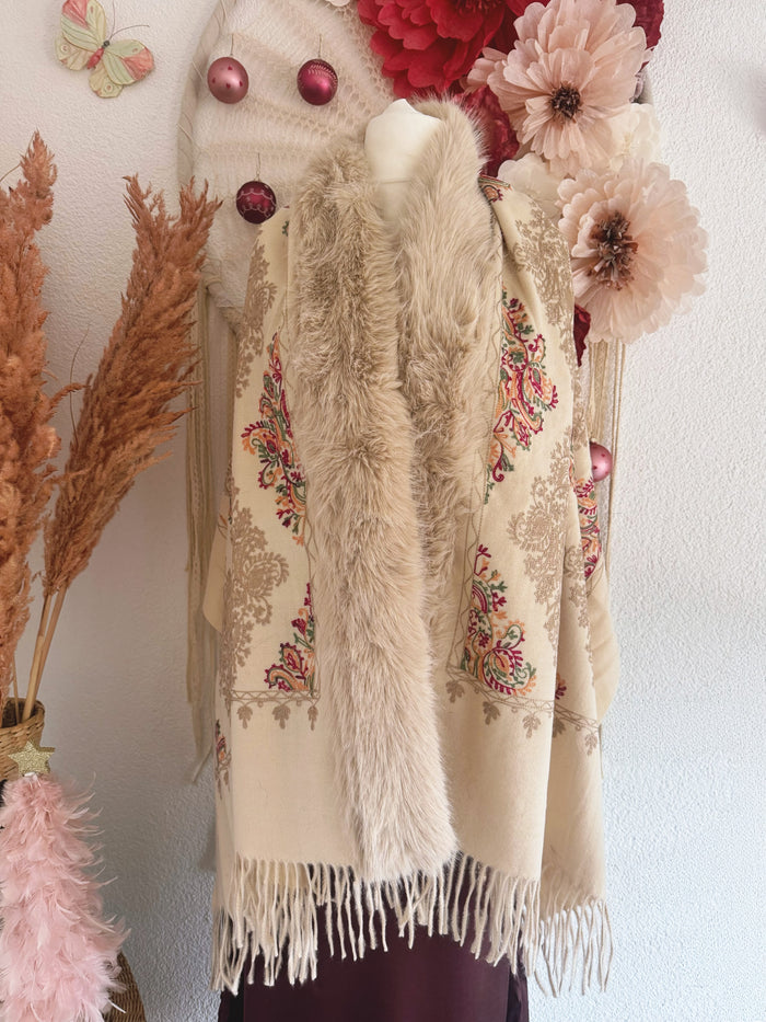 BESTICKTE STOLA MIT KUNSTFELL IN CREME
