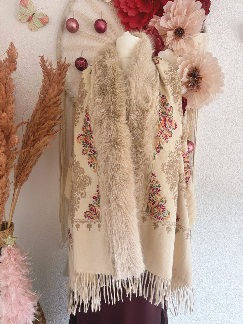 BESTICKTE STOLA MIT KUNSTFELL IN CREME