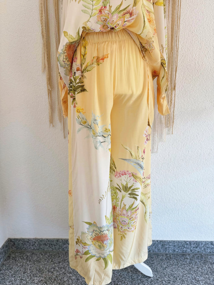 SATINIERTE HOSE MIT BLÜTENPRINT & VINTAGESTIL IN ZARTEM GELB - ONE SIZE -