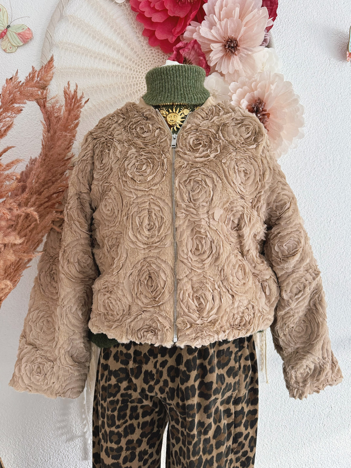 BLOUSON MIT 3D-ROSENBLÜTEN - VERSCH. GRÖßEN