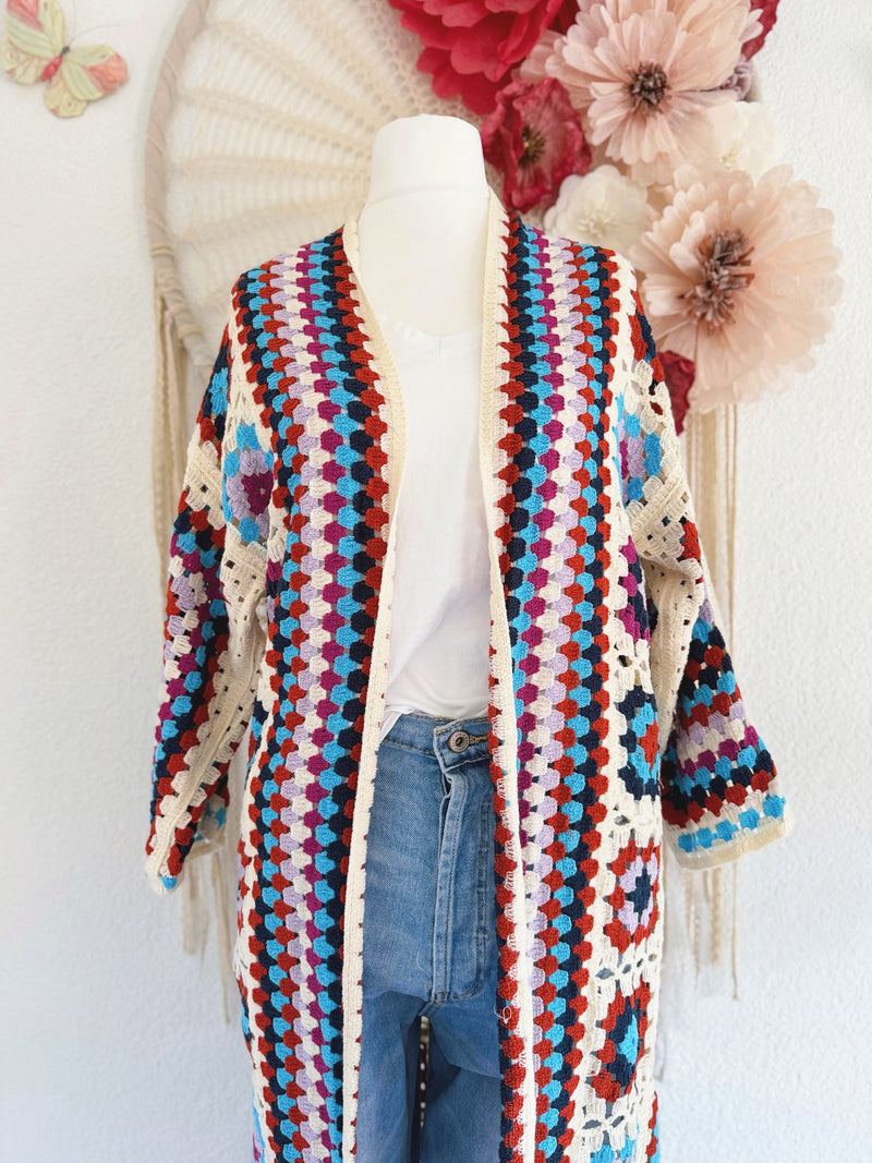 CROCHETCARDIGAN IN MIDILÄNGE MIT DUNKELROT - ONE SIZE -