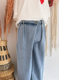 WIDE LEG JEANS MIT ASYMMETRISCHEM BUND - VERSCH- GRÖßEN -