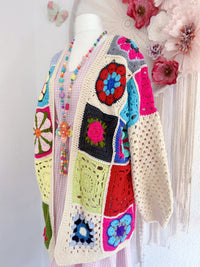 CROCHETCARDIGAN MIT BLÜTENMUSTER & ROSEN - ONE SIZE -