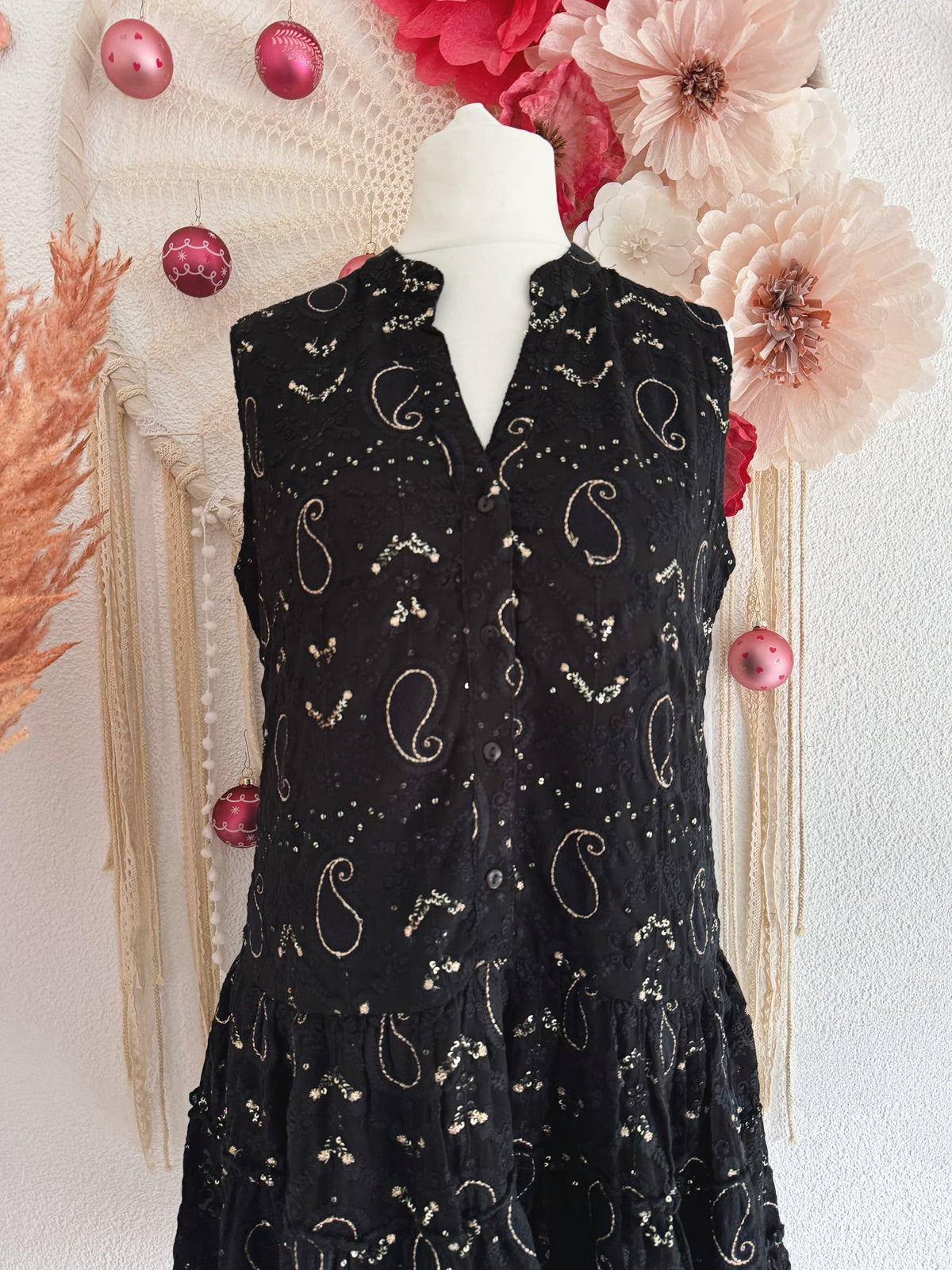 BESTICKTES KLEIDCHEN MIT GOLDENEN PAILLETTEN - ONE SIZE -