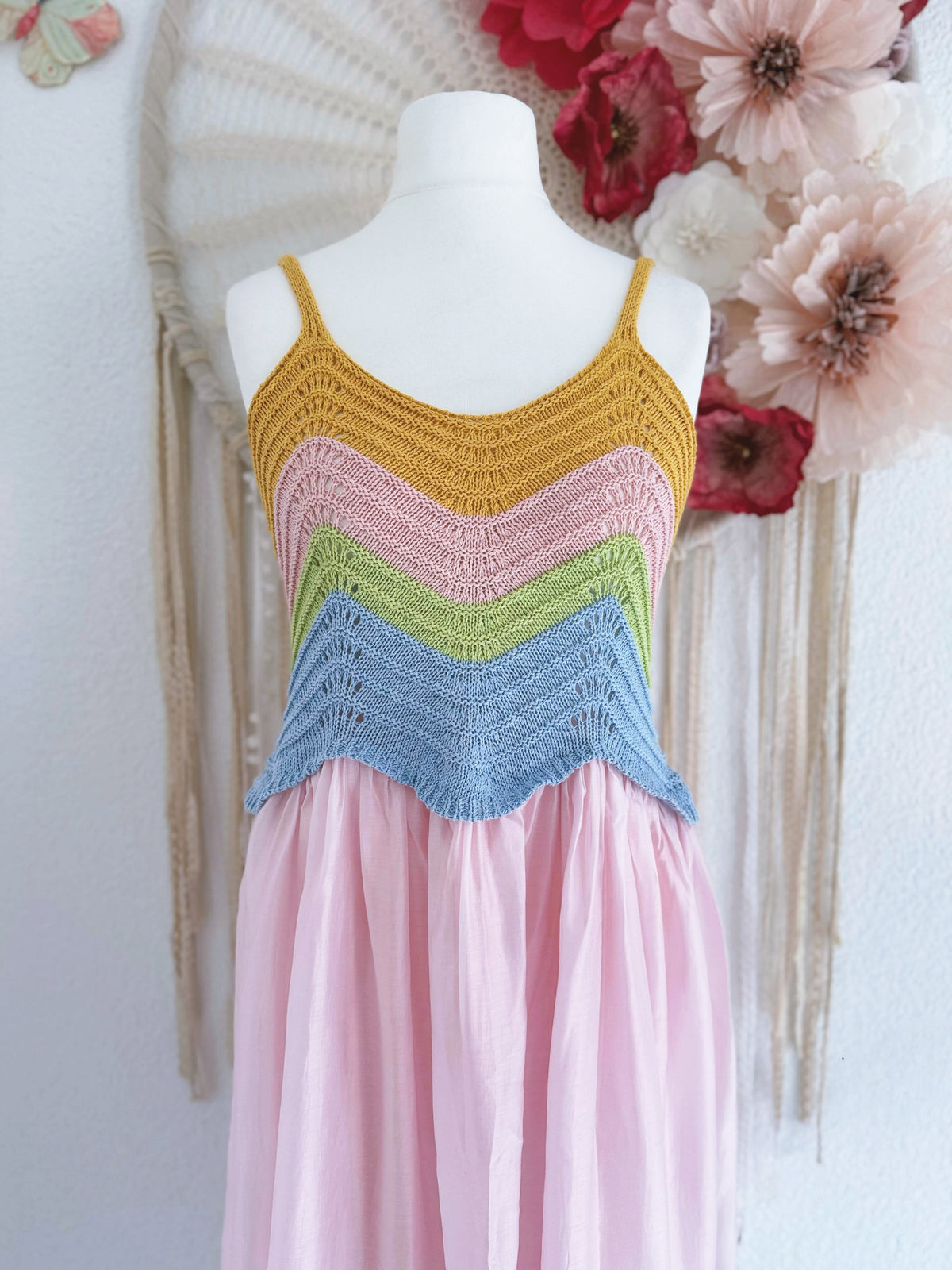 TRÄGERKLEID MIT CROCHET IN PASTELLFARBEN - ONE SIZE -