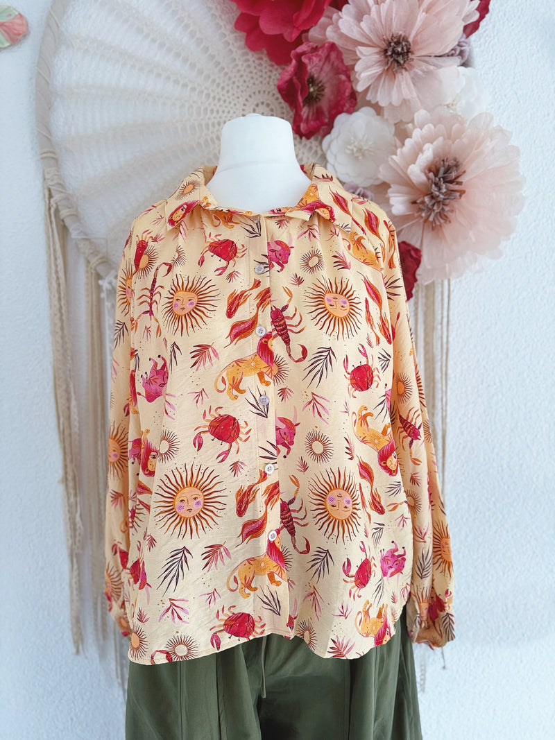OVERSIZED BLUSE MIT MYSTISCHEM PRINT - ONE SIZE -