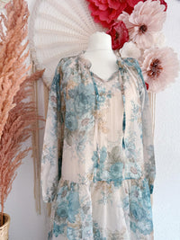 ROMANTISCHES BOHO-MAXIKLEID MIT BLUMENMUSTER IN AQUA