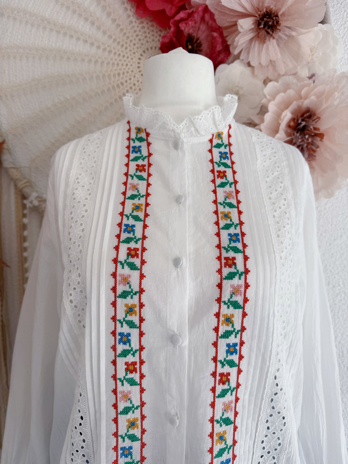 ROMANTISCHE FOLKLORE-BLUSE MIT LOCHSTICKEREI - VERSCH. GRÖßEN -