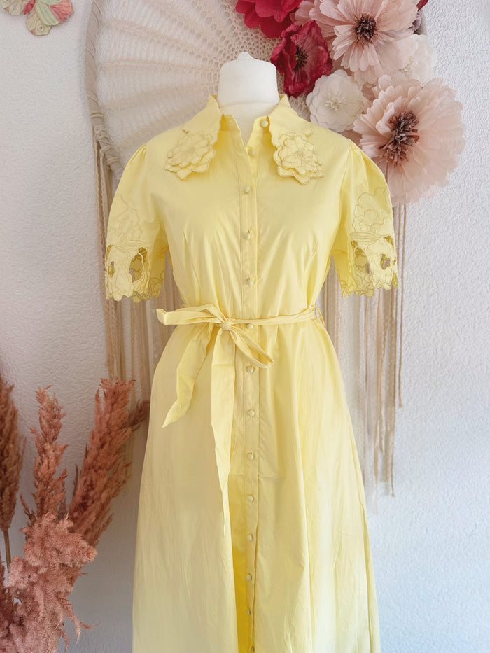 HEMDBLUSENKLEID IN ZARTEM GELB MIT SPITZENKRAGEN - VERSCH. GRÖßEN