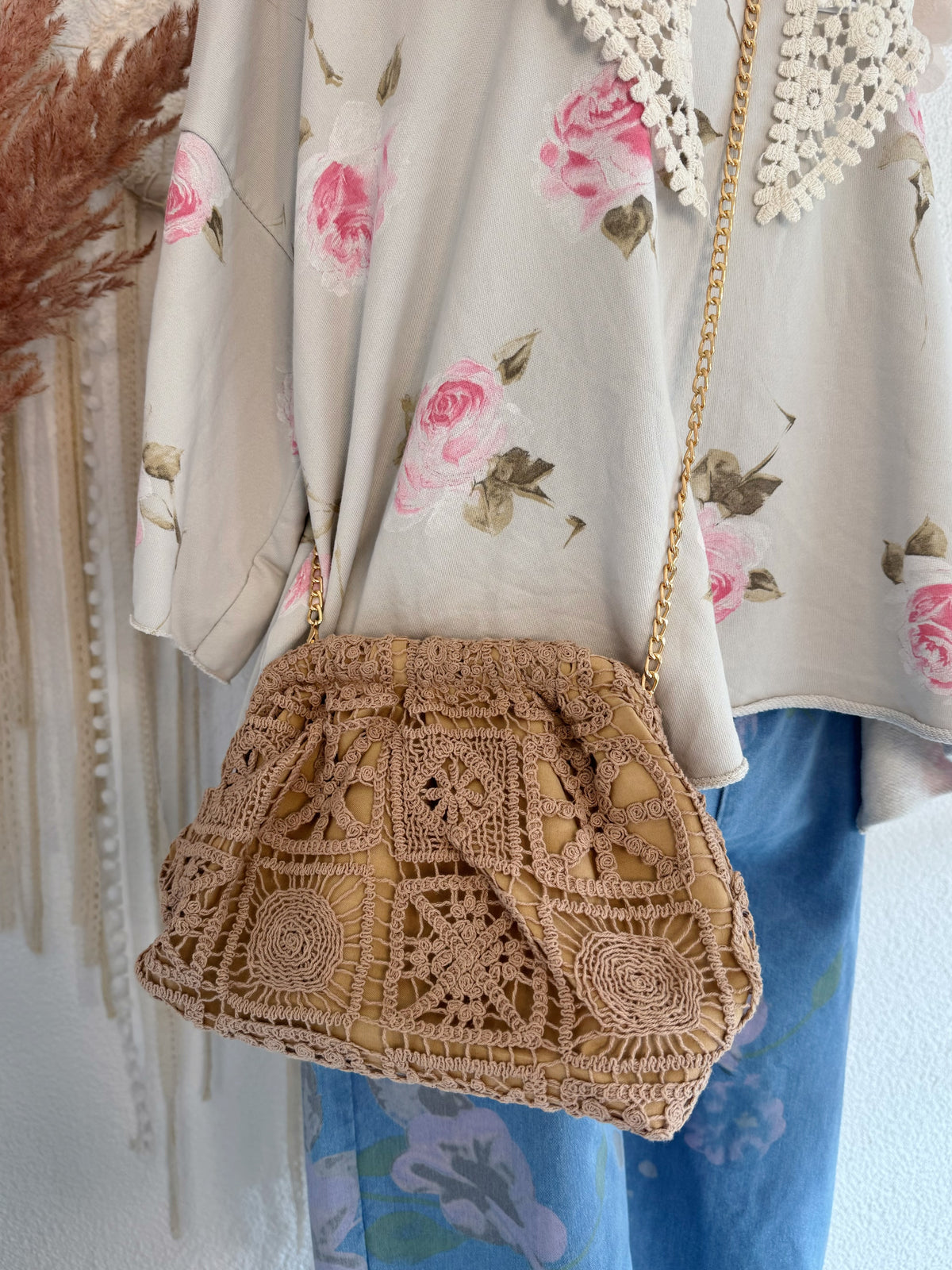 HÄKEL-UMHÄNGETASCHE IM BOHO-CHIC IN BRAUN