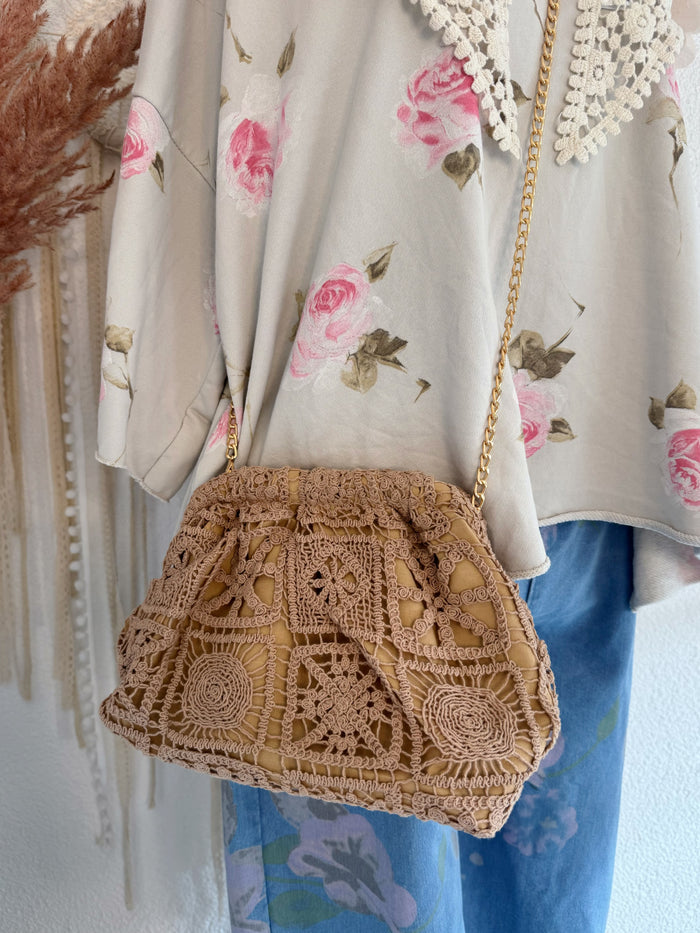 HÄKEL-UMHÄNGETASCHE IM BOHO-CHIC IN BRAUN
