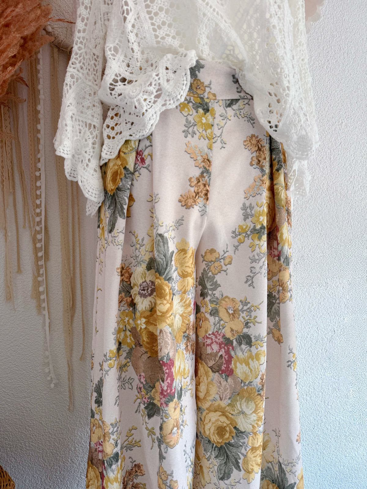 TRAUMHAFTE WIDE-LEG-HOSE MIT ROMANTISCHEM GOBELINPRINT IN GELB - ONE SIZE -