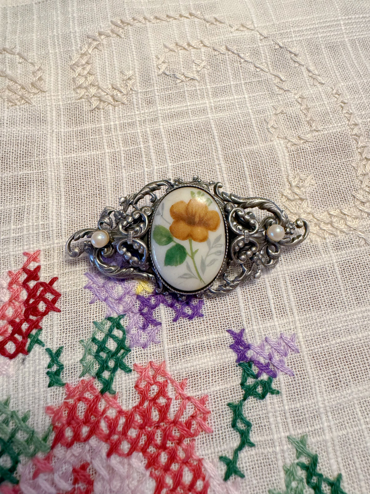 FLORALE VINTAGE-BROSCHE MIT PERLENAKZENTEN
