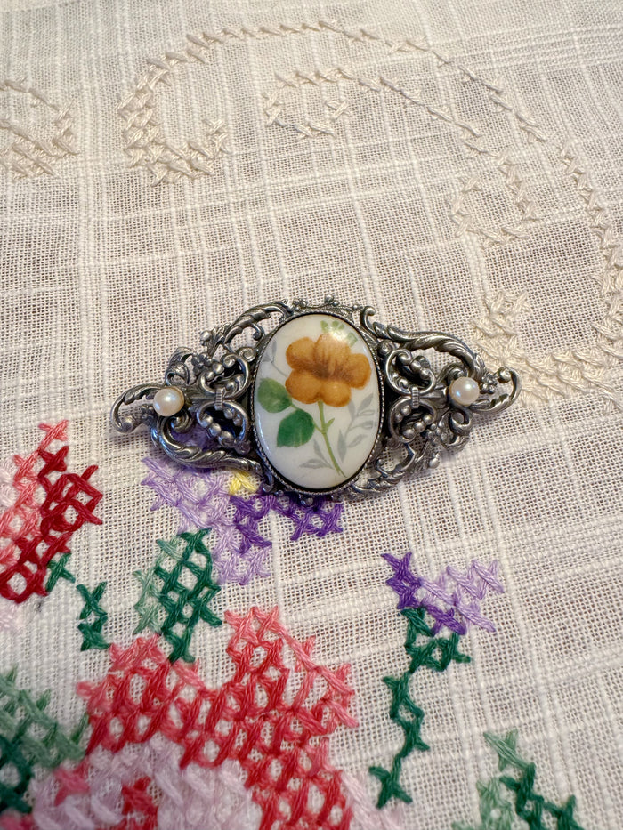 FLORALE VINTAGE-BROSCHE MIT PERLENAKZENTEN