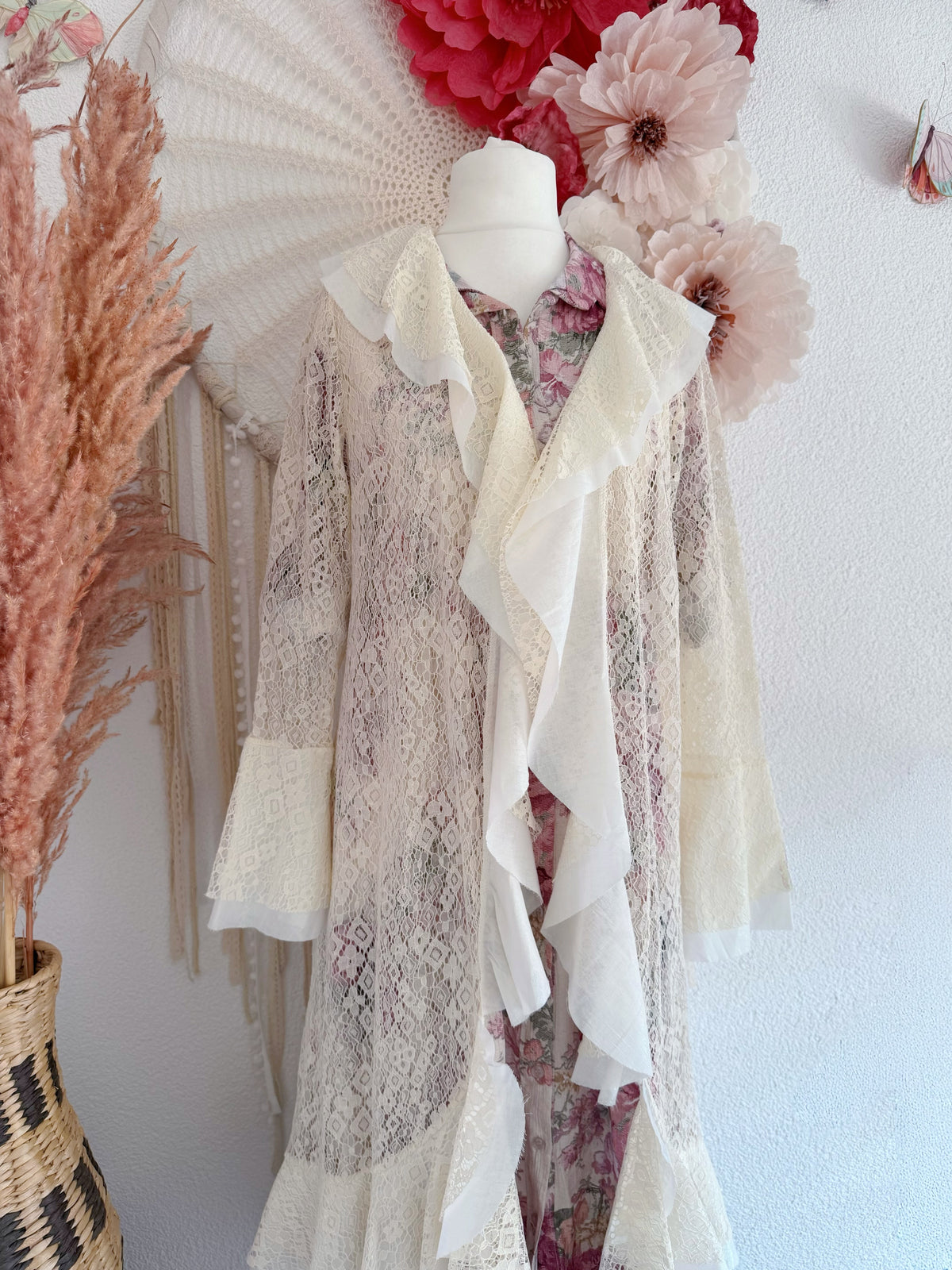 ROMANTISCHER SPITZEN-CARDIGAN MIT VOLANTS - ONE SIZE -