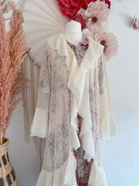 ROMANTISCHER SPITZEN-CARDIGAN MIT VOLANTS - ONE SIZE -