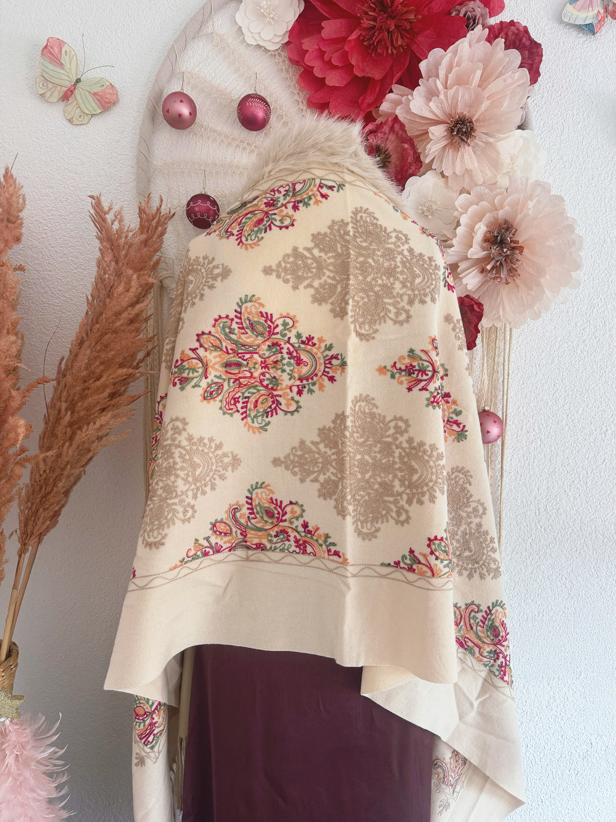 BESTICKTE STOLA MIT KUNSTFELL IN CREME