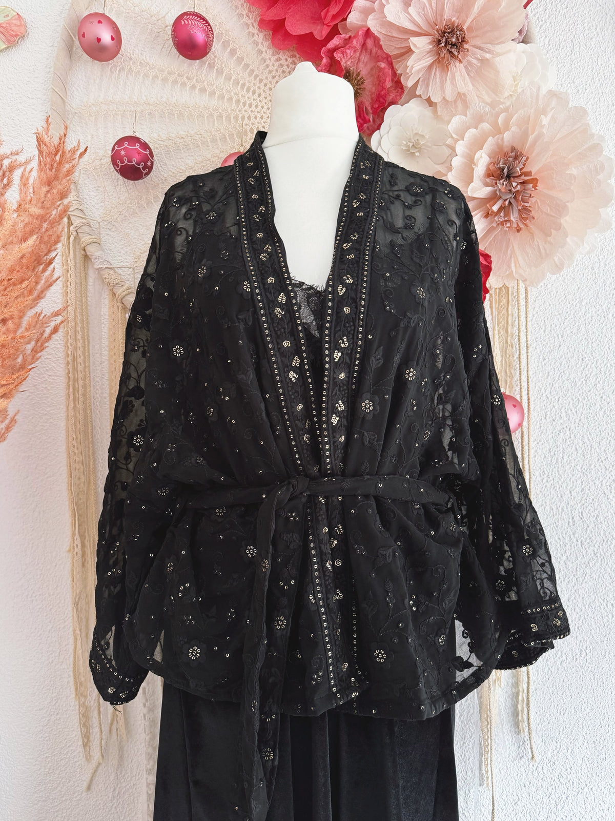 KIMONO MIT BESTICKUNGEN UND GOLDENEN PAILLETTEN - ONE SIZE -