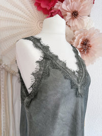 ASYMMETRISCHES SPITZENTOP IN KHAKI - ONE SIZE -