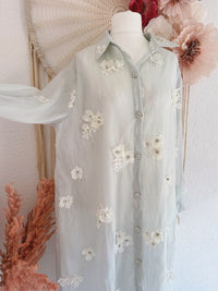 OVERSIZED LONGBLUSE MIT 3D-BLÜTEN IN ZARTEM HELLBLAU - ONE SIZE -