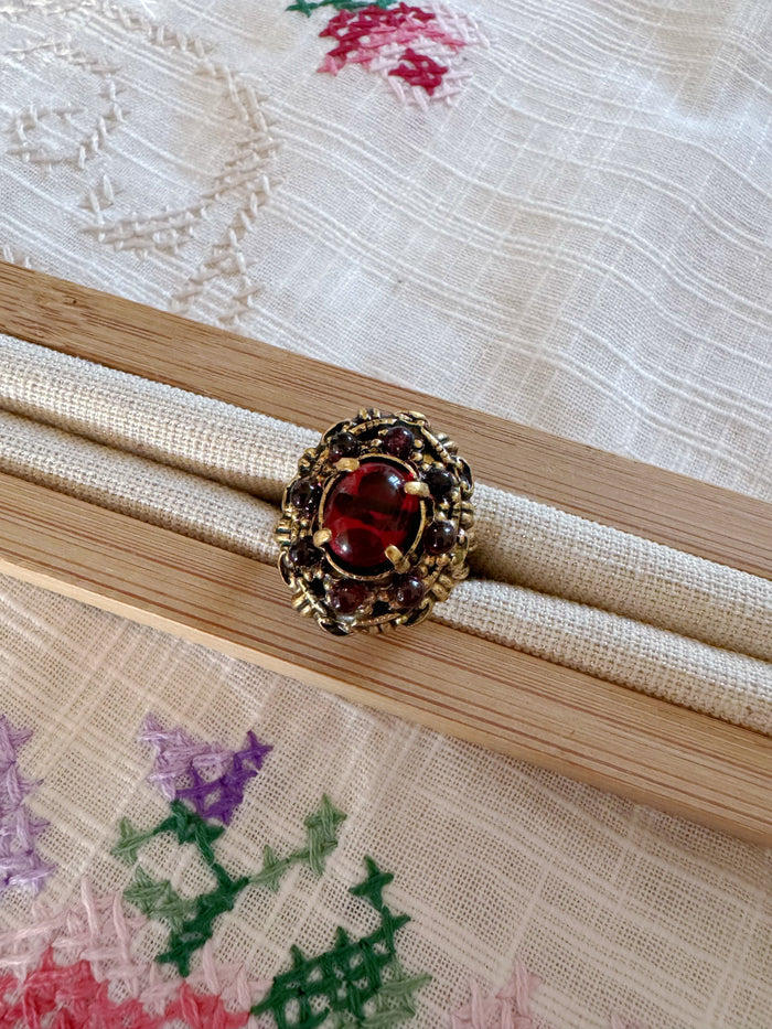 PRACHTVOLLER VINTAGE-RING MIT RUBINROTEM STEIN