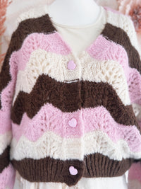 KUSCHELIGE STRICKJACKE MIT HERZIGEN KNÖPFEN IN ROSA - ONE SIZE -