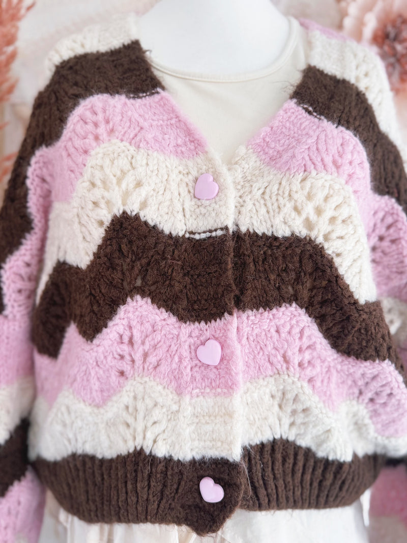 KUSCHELIGE STRICKJACKE MIT HERZIGEN KNÖPFEN IN ROSA - ONE SIZE -